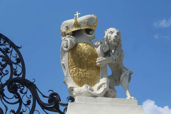 Posąg Lwa Trzymającego Herb Cesarski Zamku Belvedere Wiedniu Austrii — Zdjęcie stockowe