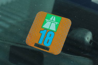 İsviçre 'de otoyollarda araba kullanmak için zorunlu bir etiket.