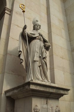 Avusturya 'daki Salzburg Katedrali cephesinde bir piskopos heykeli.
