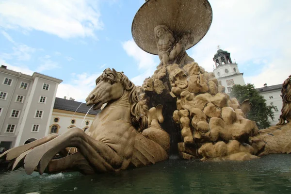 Una Fuente Con Una Gran Escultura Caballo Plaza Principal Salzburgo — Foto de Stock