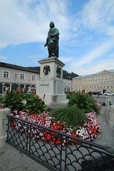 Une Statue Bronze Mozart Sur Place Principale Salzbourg Autriche — Photo