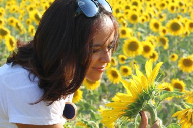 Ayçiçeği tarlasında genç bir kadın.