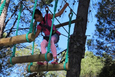 İpler üzerine bir macera kursunda bir kız