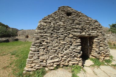 Fransa 'nın Luberon bölgesindeki Gordes' teki Bories köyünde kurumuş taşlara inşa edilmiş bir ev.