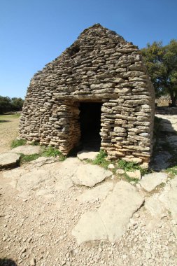 Fransa 'nın Luberon bölgesindeki Gordes' teki Bories köyünde kurumuş taşlara inşa edilmiş bir ev.