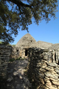 Fransa 'nın Luberon bölgesindeki Gordes' teki Bories köyünde bir duvar ve bir ev inşa edildi.