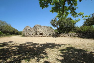 Fransa 'nın Luberon bölgesindeki Gordes' teki Bories köyünde kurumuş taşlara çok sayıda ev inşa edildi.
