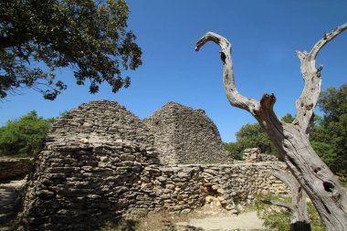 Fransa 'nın Luberon bölgesindeki Gordes' teki Bories köyünde bir duvar ve bir ev inşa edildi.