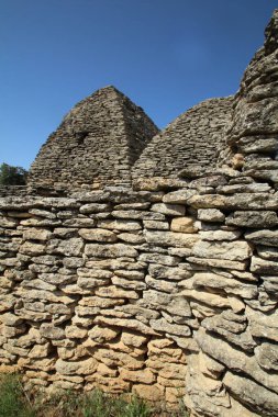 Fransa 'nın Luberon bölgesindeki Gordes' teki Bories köyünde bir duvar ve ev inşa edildi.