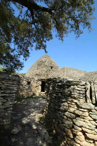 Fransa 'nın Luberon bölgesindeki Gordes' teki Bories köyünde bir duvar ve bir ev inşa edildi.