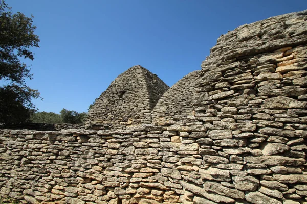 Fransa 'nın Luberon bölgesindeki Gordes' teki Bories köyünde bir duvar ve bir ev inşa edildi.