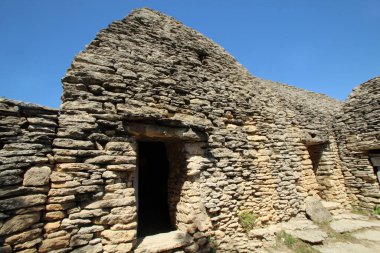Fransa 'nın Luberon bölgesindeki Gordes' teki Bories köyünde kurumuş taşlara inşa edilmiş bir ev.