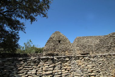 Fransa 'nın Luberon bölgesindeki Gordes' teki Bories köyünde bir duvar ve bir ev inşa edildi.