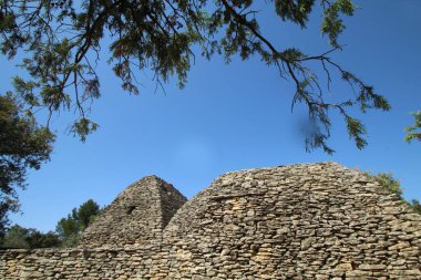 Fransa 'nın Luberon bölgesindeki Gordes' teki Bories köyünde kurumuş taşlara inşa edilmiş bir ev.