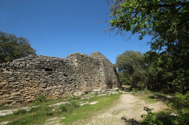 Fransa 'nın Luberon bölgesindeki Gordes' teki Bories köyünde bir duvar ve bir ev inşa edildi.