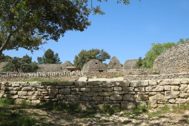 Fransa 'nın Luberon bölgesindeki Gordes' teki Bories köyünde bir duvar ve bir ev inşa edildi.