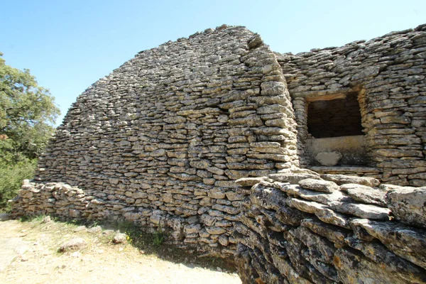 Fransa 'nın Luberon bölgesindeki Gordes' teki Bories köyünde bir duvar ve bir ev inşa edildi.