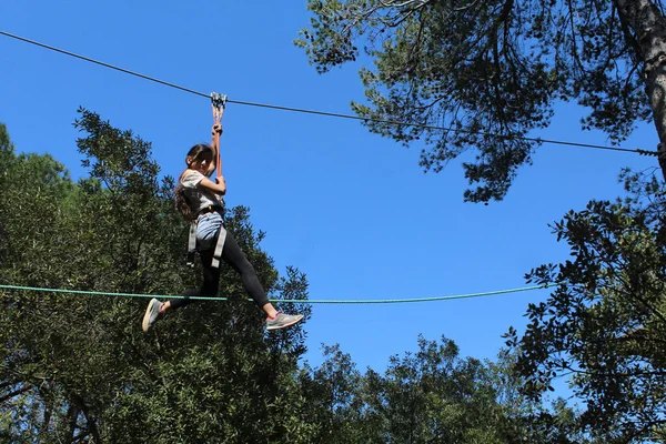 Une Jeune Fille Dans Parc Aventure Glissant Sur Une Corde — Photo