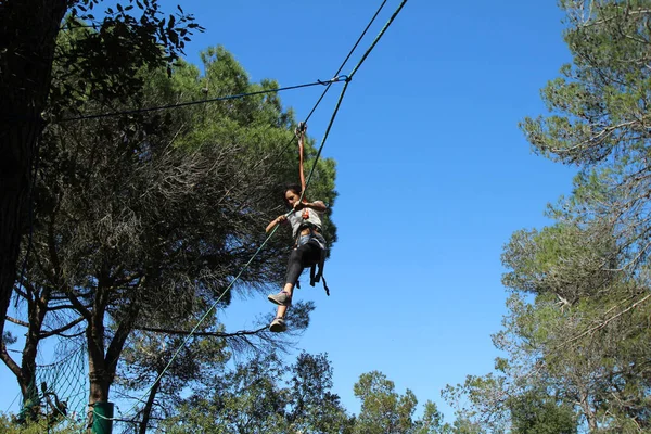 Ένα Νεαρό Κορίτσι Ένα Πάρκο Περιπέτειας Περπατώντας Ένα Σχοινί Προσκολλημένο — Φωτογραφία Αρχείου