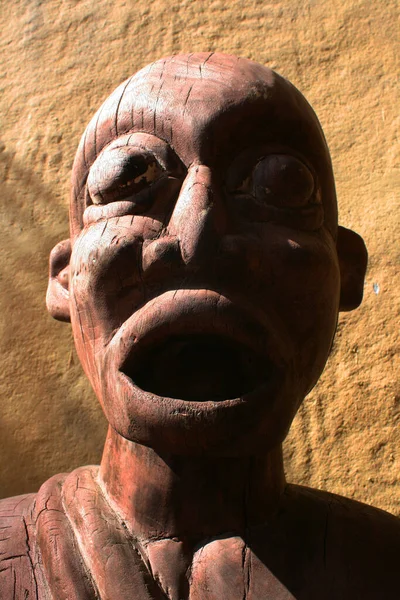 Porträttet Afrikansk Trollkarl Snidad Trä Med Vidöppen Mun — Stockfoto