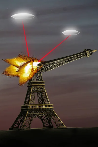 宇宙船によって破壊されたパリのエッフェル塔のシュールで想像上のイメージ — ストック写真