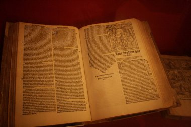 17. yüzyıldan kalma eski bir İncil 'in açık sayfaları.