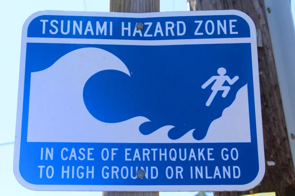 Znak Informujący Ryzyku Tsunami Kalifornijskiej Plaży Usa — Zdjęcie stockowe