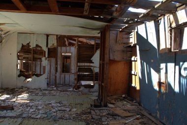 Nevada, ABD 'de yakın zamanda tahrip edilen bir hayalet kasabanın içinde.