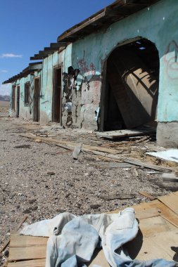 Nevada, ABD 'de yeni tahrip edilmiş bir hayalet kasabanın dış cephesi.