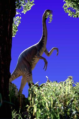 Ornithomimus cinsinden bir dinozor arka ayakları üzerinde duruyor ve bir ağaçtan yapraklar yiyor.