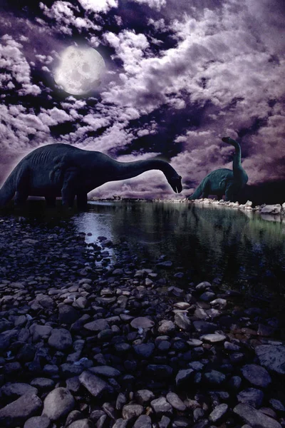 Два Динозаври Роду Diplodocus Річці Вночі — стокове фото