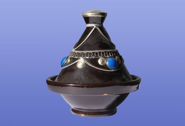 Bu bölgenin tipik bir yemeği olan tagini hazırlamak için bir Fas mutfak gereçleri.