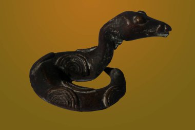 Roma zamanından kalma küçük bir bronz heykel ve bir yılanı temsil ediyor.