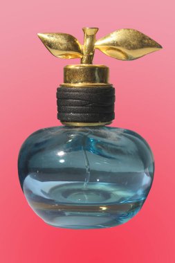 1900 'lerden kalma eski mavi bir parfüm şişesi.