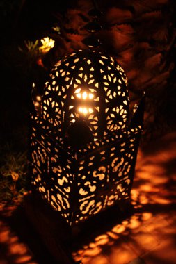 Fas 'ta geceleri yanan bakır tel örgülü bir lamba.