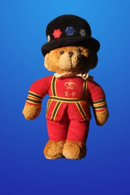 İngiliz sarayında bir hizmetçiyi temsil eden pelüş bir oyuncak.