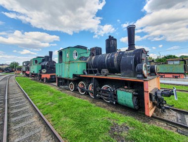 Sochaczew, mazowieckie / Poland - 07.05.2020. Açık hava müzesindeki dar göstergeler üzerindeki eski buhar makineleri lokomotifleri