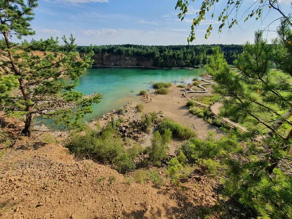 Grodek Park 'taki Wydra rezervuarının zümrüt suları.