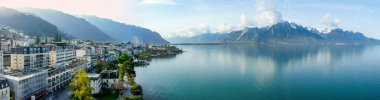 Montreux, İsviçre 'nin panoramik manzarası, Lec Leman Gölü ve arka planda dağlar