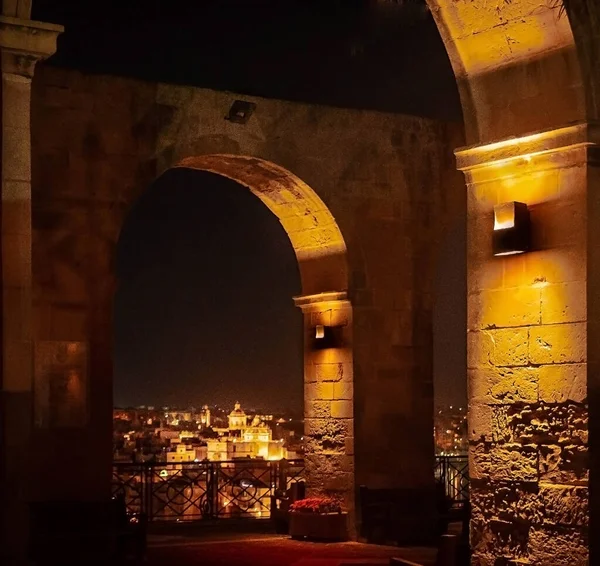 Gece vakti Yukarı Barraka Bahçeleri 'nden La Valleta limanına bakın.