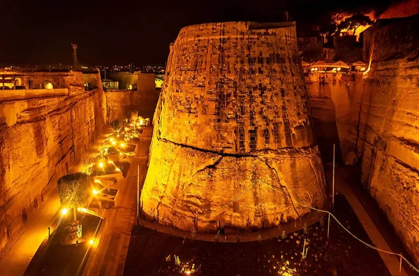 Oświetlone Średniowieczne Mury Valleta Nocy — Zdjęcie stockowe