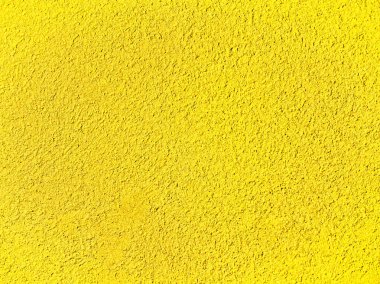 Güneşli bir günde ışıl ışıl parlayan sarı cephe dokusu