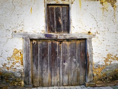 Eski ahır kapıları. Sığırlar alt kapıdan girdi.