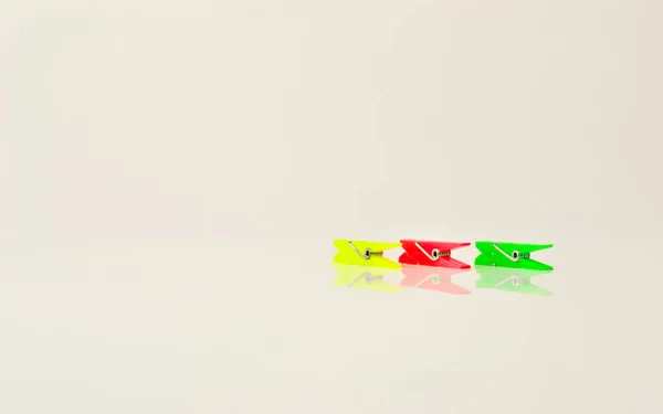 Небольшие Пинцеты Разных Цветов Обычном Фоне — стоковое фото