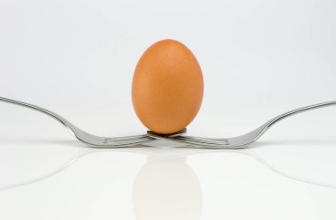 İki çatallı dengeli yumurta, simetrik bir bileşim sunuyor.