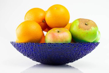 Portakallı ve elmalı güzel bir meyve kasesi.