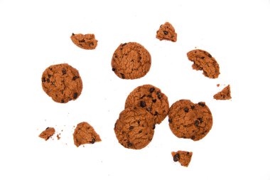 Beyaz arka planda çikolata parçalı kurabiyeler.