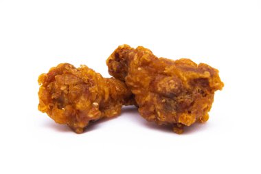 Beyaz arka planda kızarmış tavuk budu..