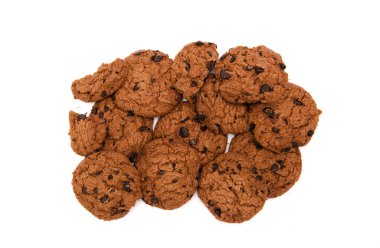 Beyaz arka planda çikolata parçalı kurabiyeler.