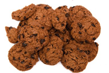 Beyaz arka planda çikolata parçalı kurabiyeler. 